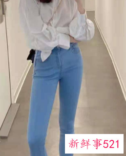 牛仔裤搭配什么样的上衣秋冬