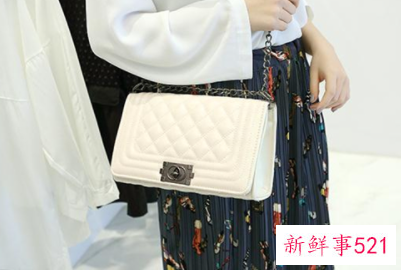 包包的调节扣在前面还是后面