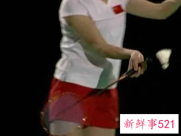 打羽毛球发球姿势