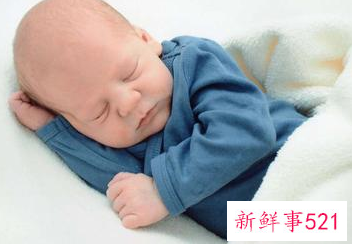 孩子抱起来不哭放下就哭