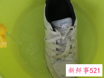 粉色运动鞋脏了怎么洗得干净