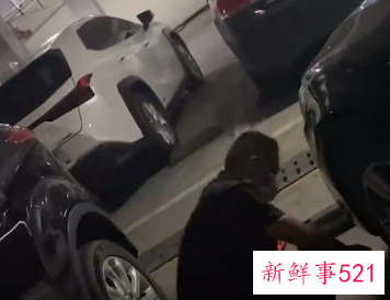 男子斜跨自己的两个车位停车被投诉，遭物业锁车贴条