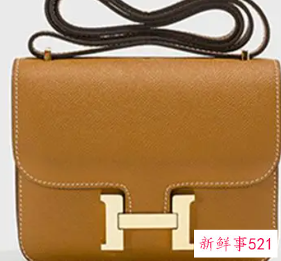 包包的调节扣在前面还是后面