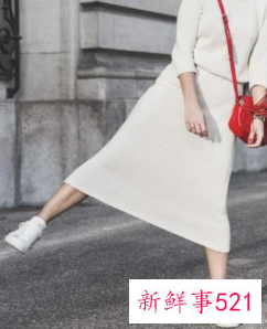 矮个子穿过膝裙配什么鞋子