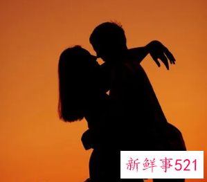 男人吻你的耳朵代表什么意思呢