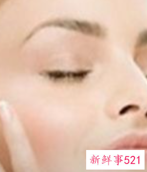 如何化妆显得脸圆润呢