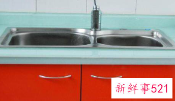 啤酒瓶的碎玻璃渣装饰的橱柜台面太美了