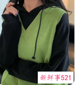 绿色毛衣背心配什么内搭
