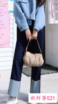 牛仔裤搭配什么样的上衣秋冬