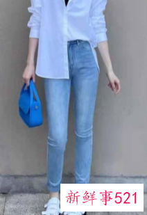 牛仔裤搭配什么样的上衣秋冬