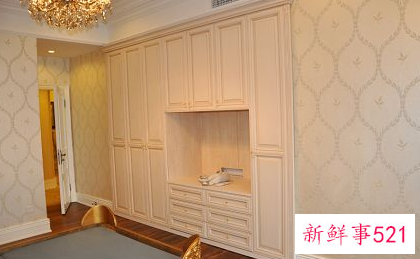 衣柜定制好还是木工做好