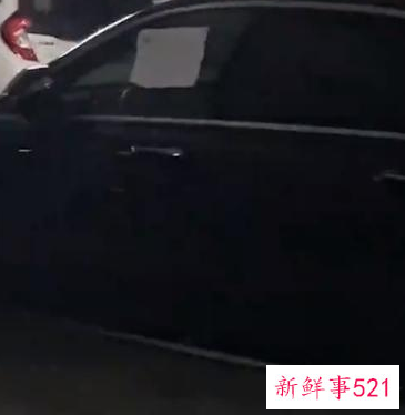 男子斜跨自己的两个车位停车被投诉，遭物业锁车贴条
