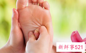 女人脚出汗脚臭是什么原因