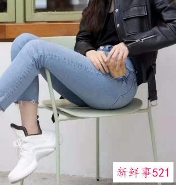 牛仔裤搭配什么样的上衣秋冬