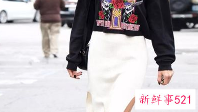 矮个子穿过膝裙配什么鞋子