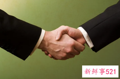 和领导握手要双手吗