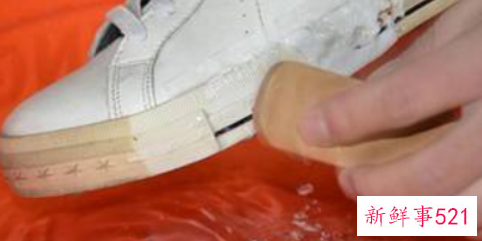 白色鞋子弄上茶渍怎么清洗