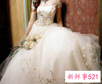 梦见穿着高贵的衣服