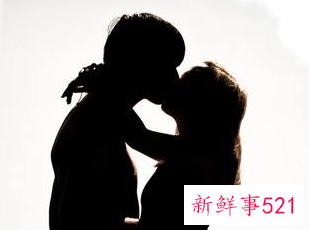 男人吻你的耳朵代表什么意思呢