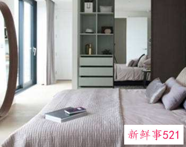 酒店的镜子对着床做什么用的
