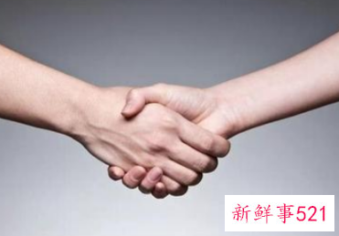 和领导握手要双手吗