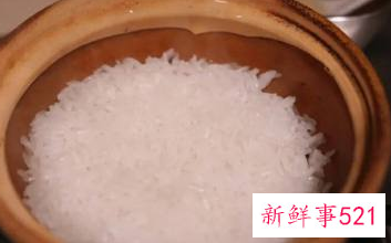 腊肠牛腩煲仔饭的做法