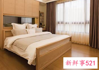 什么叫开门见床头