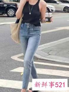 牛仔裤搭配什么样的上衣秋冬