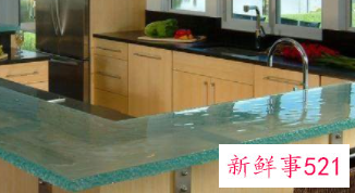 啤酒瓶的碎玻璃渣装饰的橱柜台面太美了