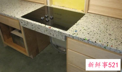 啤酒瓶的碎玻璃渣装饰的橱柜台面太美了