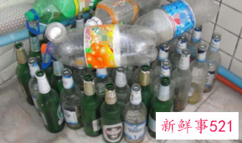 啤酒瓶的碎玻璃渣装饰的橱柜台面太美了