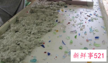 啤酒瓶的碎玻璃渣装饰的橱柜台面太美了