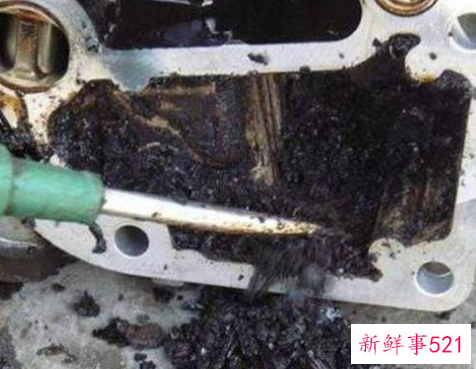 男子斜跨自己的两个车位停车被投诉，遭物业锁车贴条