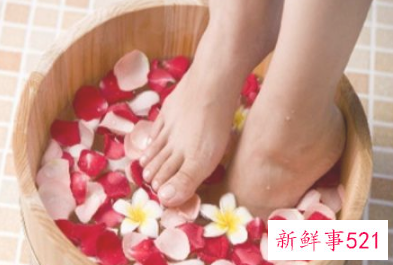 女人脚出汗脚臭是什么原因