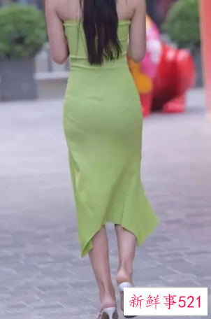 一字露肩连衣裙应该怎么穿