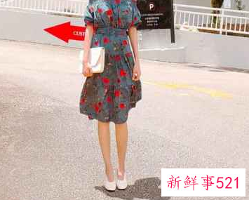 一字露肩连衣裙应该怎么穿