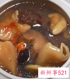 海参和花胶炖鸡汤的做法