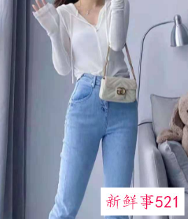 牛仔裤搭配什么样的上衣秋冬