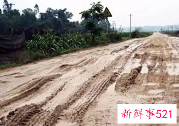 梦见污泥里走是什么意思