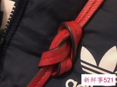 包包的调节扣在前面还是后面