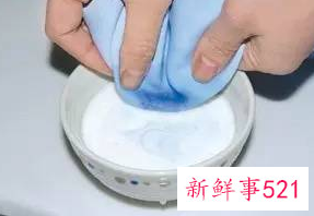 白色鞋子弄上茶渍怎么清洗