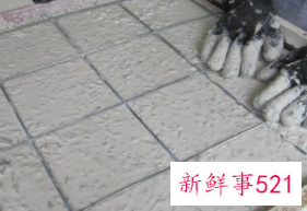 啤酒瓶的碎玻璃渣装饰的橱柜台面太美了