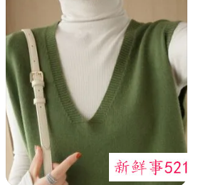 绿色毛衣背心配什么内搭