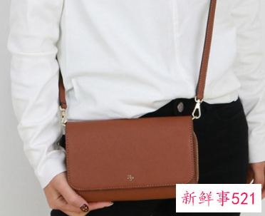 包包的调节扣在前面还是后面