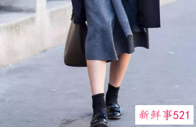 黑色针织裙搭配什么鞋子