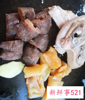 海参和花胶炖鸡汤的做法