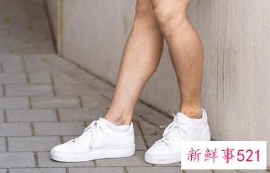 白鞋黑裤子配什么袜子