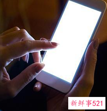 每天玩十小时手机会瞎吗