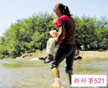 梦见抱着孩子在水里是什么意思