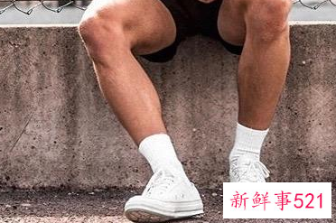 白鞋黑裤子配什么袜子